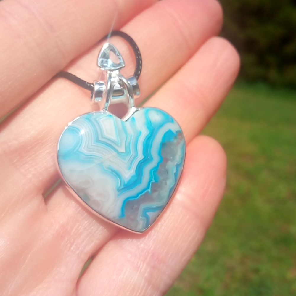 Hand Crafted Blue and White Heart Agate Pendant Necklace - Picture 3 of 4